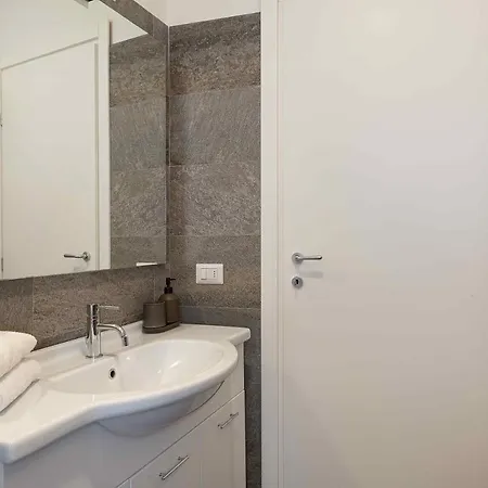 La Lombarda - By Impero House Stresa